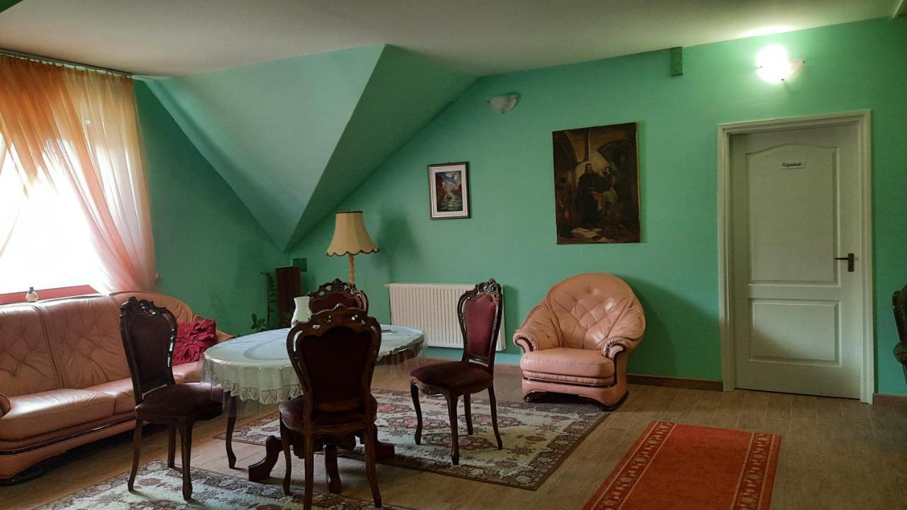Torony Lovarda Maganszallas Kiskunfélegyháza Exteriér fotografie
